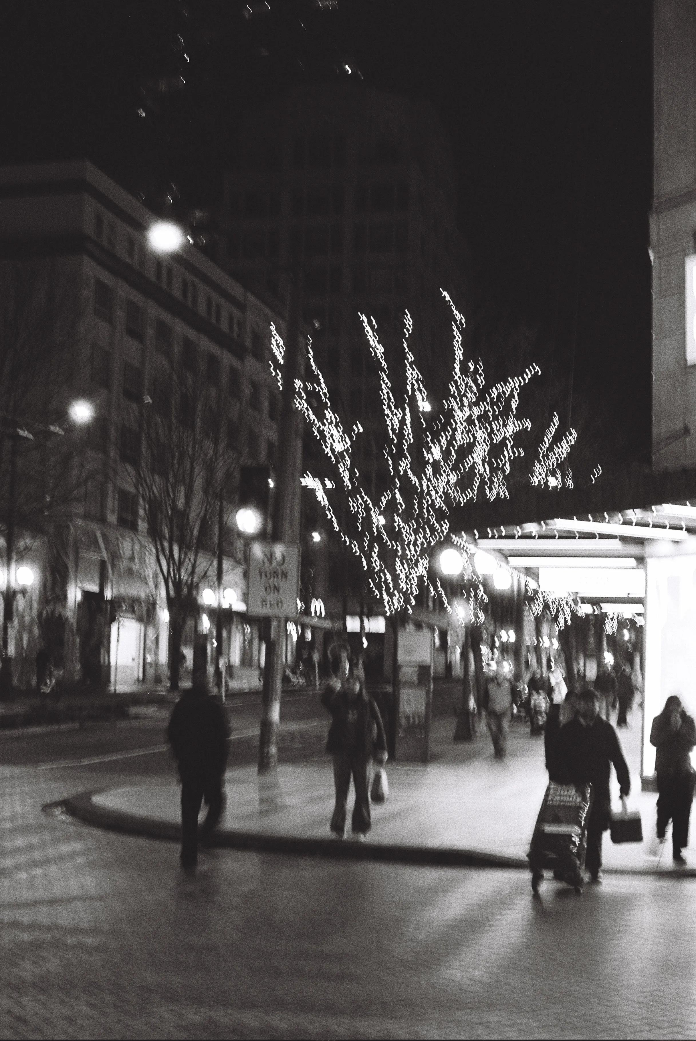 A night view of a seattle street in the winter